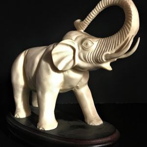 Elefante com base de madeira