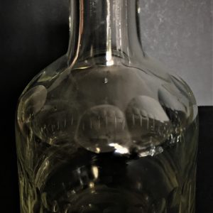 Garrafa em vidro moldado