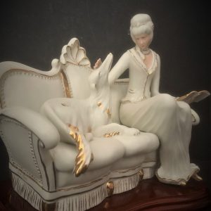 Escultura em porcelana-Senhora sentada com galgo
